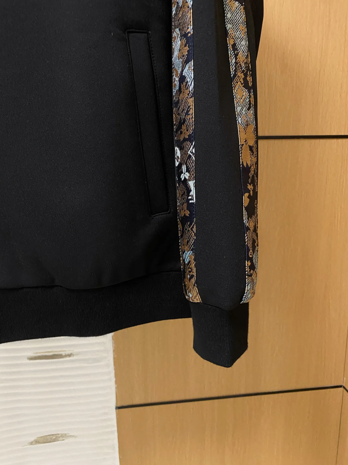 🅿️720 LV 2025 autumn and winter new counter, the same casual Tencel cotton fabric suit, breathable, comfortable and casual! Full of high-end feel! The details are exquisite and high-end, and the workmanship is impeccable! The original high-end fabric is very high-end! The fabric is crisp, anti-wrinkle and wear-resistant, warm, neat and stylish. Everyone must buy a set this autumn and winter. They must look cool and cool when wearing it. This is a model that we highly recommend! M-3XL